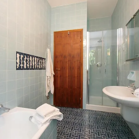 Via Sumpiazzo Sleeps 14 Pool Villa *